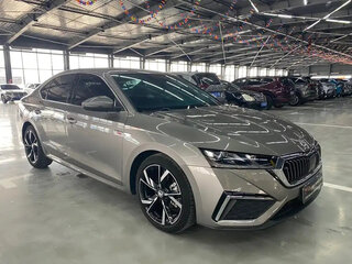 2022 Skoda Octavia IV (A8), серебристый, 1700000 рублей, вид 3