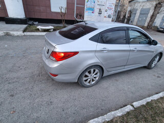 2013 Hyundai Solaris I, серебристый, 420000 рублей, вид 4