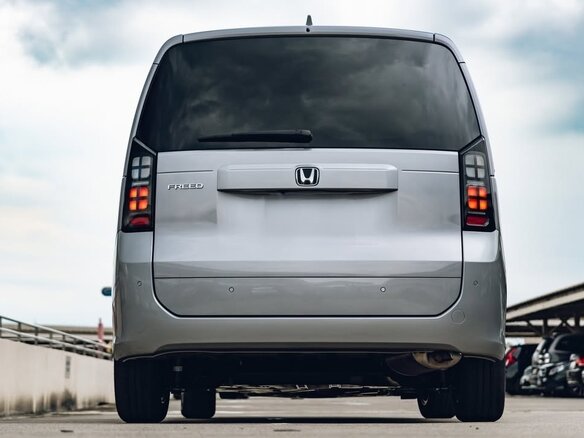 2025 Honda Freed Air III, серебристый - вид 1