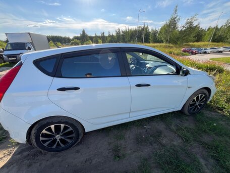 2014 Hyundai Solaris I, белый, 740000 рублей, вид 4