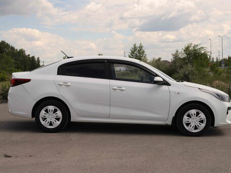 2019 Kia Rio IV, белый, 1186000 рублей, вид 4