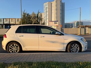 2018 Volkswagen Golf VII Рестайлинг, белый, 2400000 рублей, вид 3