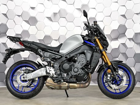 2023 Yamaha MT-09 (FZ-09), серебристый, 1127000 рублей, вид 3