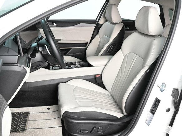 2025 Kia K5 III Рестайлинг, белый, 4449000 рублей - вид 9