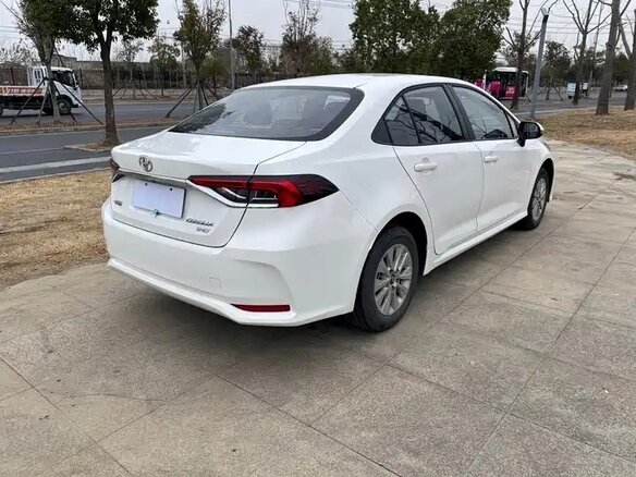 2026 Toyota Corolla Sporty XII (E210) Рестайлинг, белый, 1307124 рублей - вид 3
