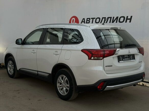 2015 Mitsubishi Outlander III Рестайлинг, белый - вид 2