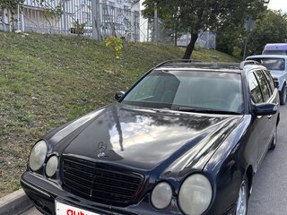 2001 Mercedes-Benz E-Класс 240 II (W210, S210) Рестайлинг, чёрный, 450000 рублей, вид 3