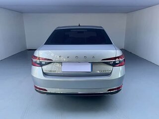 2023 Skoda Superb III Рестайлинг, серебристый, 1950000 рублей, вид 5