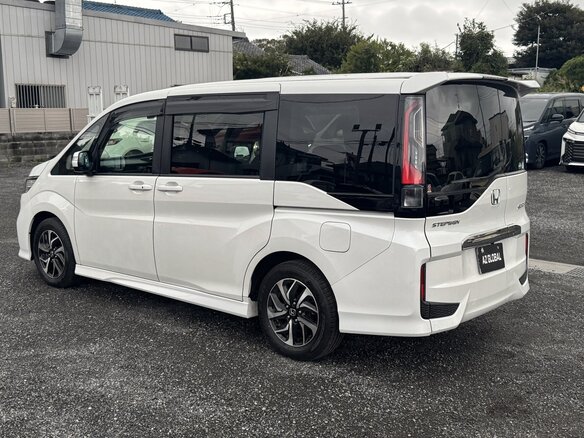 2017 Honda Stepwgn Spada V Рестайлинг, белый, 1700600 рублей - вид 4