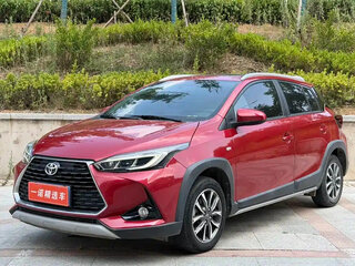 2023 Toyota Yaris IV, красный, 1250000 рублей, вид 1