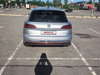 2019 Volkswagen Touareg III, серебристый, 4050000 рублей, вид 4