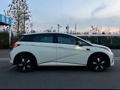2026 BYD Dolphin 45.12 kWh I Рестайлинг, белый, 1650000 рублей, вид 4