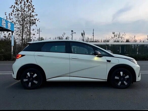 2026 BYD Dolphin 45.12 kWh I Рестайлинг, белый, 1650000 рублей - вид 3