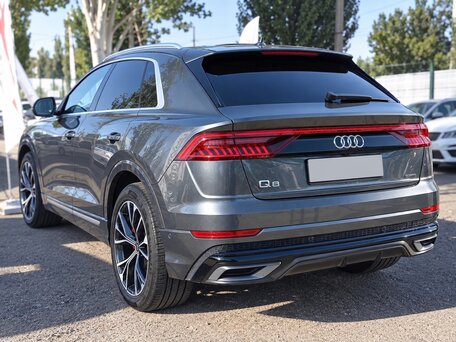 2021 Audi Q8 55 TFSI I (4M), серый, 6700000 рублей, вид 4