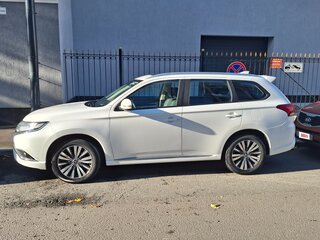2022 Mitsubishi Outlander III Рестайлинг 3, белый, 2100000 рублей, вид 3