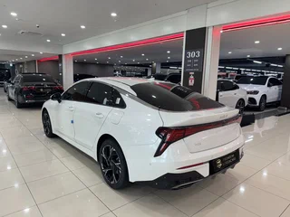 2023 Kia K5 III Рестайлинг, белый, 2390000 рублей, вид 3
