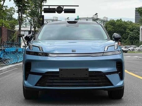 2026 Lynk & Co 08 EM-P 38.2 kWh I Рестайлинг, голубой, 6400777 рублей, вид 2