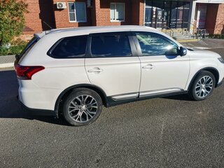 2016 Mitsubishi Outlander III Рестайлинг 2, белый, 1900000 рублей, вид 4