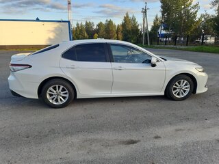 2020 Toyota Camry VIII (XV70), белый, 2900000 рублей, вид 1