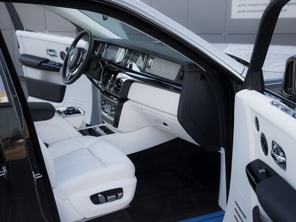 2026 Rolls-Royce Phantom Extended VIII Рестайлинг (Series II), чёрный, 86000000 рублей - вид 27