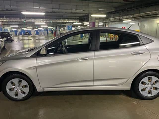 2016 Hyundai Solaris I Рестайлинг, серебристый, 700000 рублей, вид 3