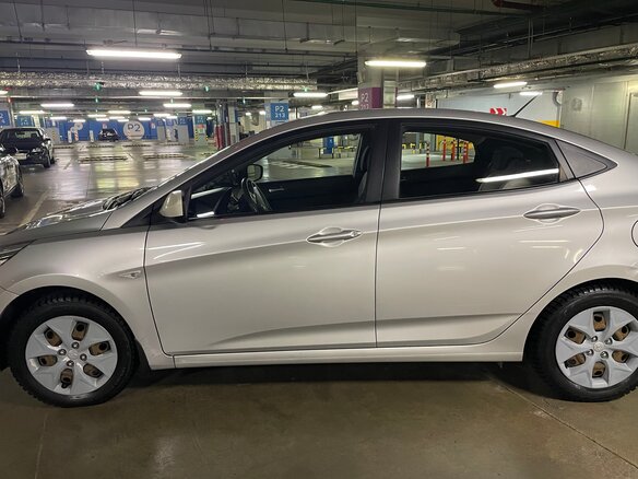 2016 Hyundai Solaris I Рестайлинг, серебристый, 700000 рублей - вид 2