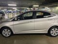 2016 Hyundai Solaris I Рестайлинг, серебристый, 700000 рублей - вид 2