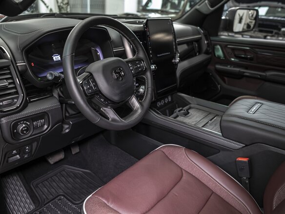 2026 Ram 1500 Crew Cab V Рестайлинг, красный - вид 10