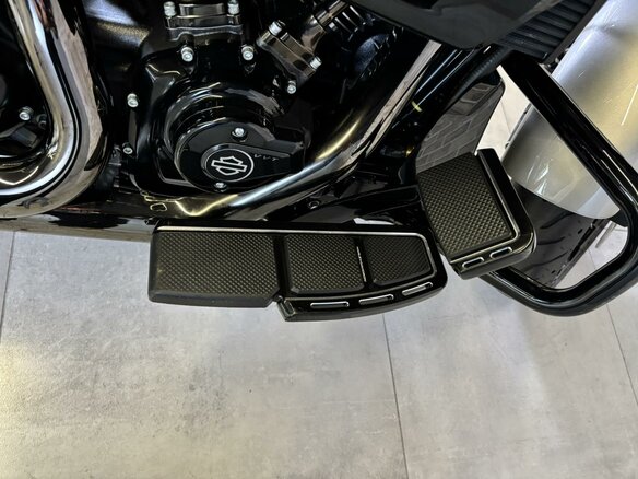 2023 Harley-Davidson CVO Street Glide, серебристый, 3850000 рублей - вид 23