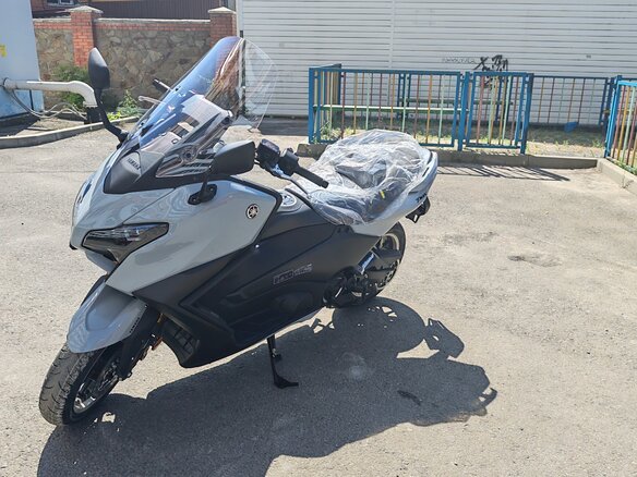 2025 Yamaha TMAX, серый, 1500000 рублей - вид 4