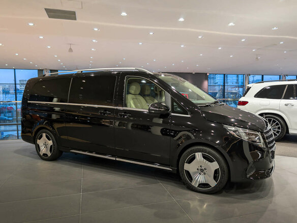 2026 Mercedes-Benz V-Класс 300 d экстра длинный III (W447) Рестайлинг 2, чёрный - вид 2