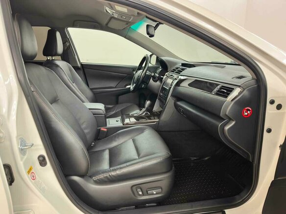 2017 Toyota Camry VII (XV50) Рестайлинг, белый, 2025000 рублей - вид 11