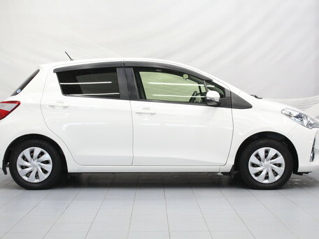 2019 Toyota Vitz III (XP130) Рестайлинг, белый, 959000 рублей, вид 3