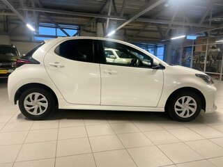 2020 Toyota Yaris IV, белый, 1309000 рублей, вид 4