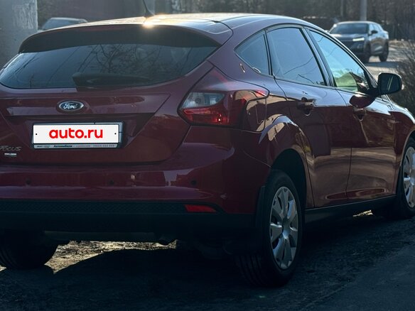2014 Ford Focus III, красный, 700000 рублей - вид 3