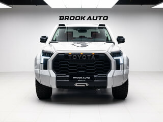 2023 Toyota Tundra CrewMax III, белый, 12590000 рублей, вид 2