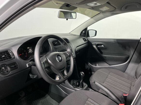 2015 Volkswagen Polo V Рестайлинг, белый, 940000 рублей - вид 6