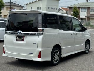2021 Toyota Voxy III (R80) Рестайлинг, белый, 1510000 рублей, вид 4