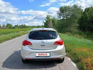 2014 Opel Astra J Рестайлинг, серебристый, 850000 рублей, вид 4