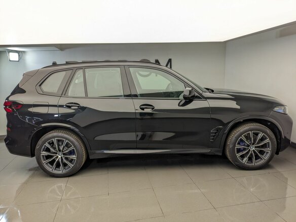 2025 BMW X5 40i IV (G05/G18) Рестайлинг, чёрный - вид 1