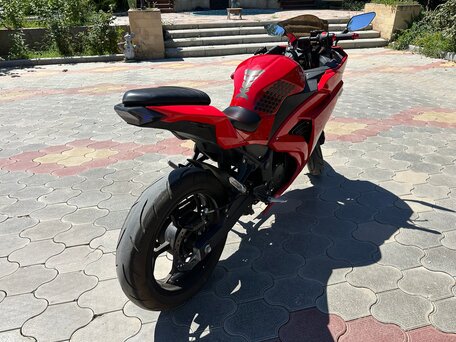2024 Yamaha YZF-R3, красный, 310000 рублей, вид 4