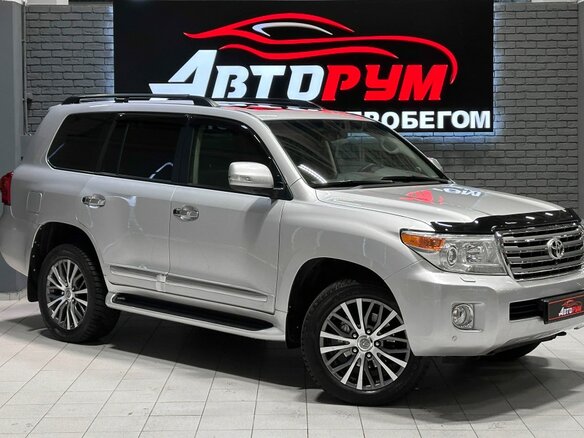 2014 Toyota Land Cruiser 200 Series Рестайлинг 1, серебристый, 3930000 рублей