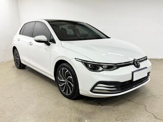 2022 Volkswagen Golf VIII, белый, 1855000 рублей, вид 3