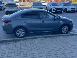2021 Kia Rio IV Рестайлинг, серый, 1250000 рублей, вид 5
