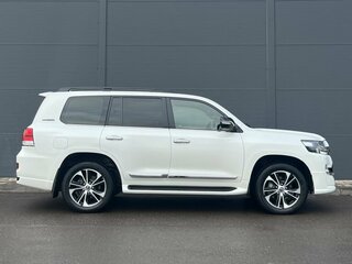 2020 Toyota Land Cruiser 200 Series Рестайлинг 2, белый, 8490000 рублей, вид 4
