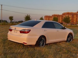 2017 Toyota Camry VII (XV50) Рестайлинг 2, белый, 1700000 рублей, вид 3