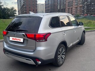 2019 Mitsubishi Outlander III Рестайлинг 3, серебристый, 1850000 рублей, вид 4