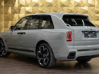 2026 Rolls-Royce Cullinan Black Badge I Рестайлинг (Series II), серый, 72990000 рублей, вид 2