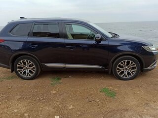 2016 Mitsubishi Outlander III Рестайлинг 2, синий, 1650000 рублей, вид 2