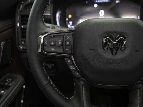 2026 Ram 1500 Crew Cab V Рестайлинг, красный - вид 38